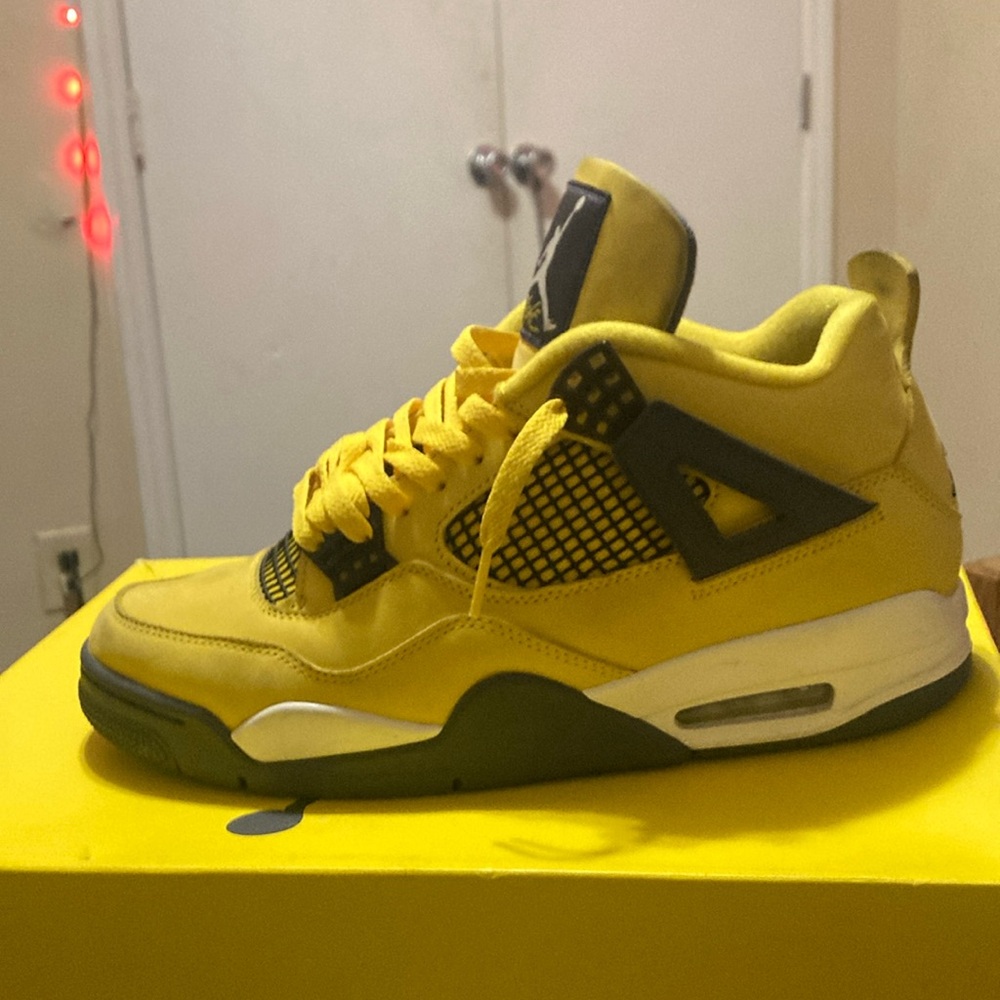 Jordan 4 lightnings